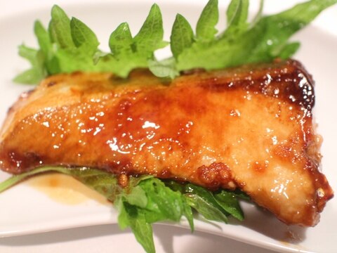 隠し味はニンニク!食欲を刺激するブリの照り焼き